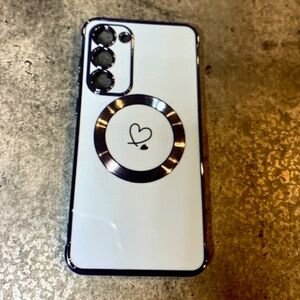 Stylish White Phone Case with Heart Design